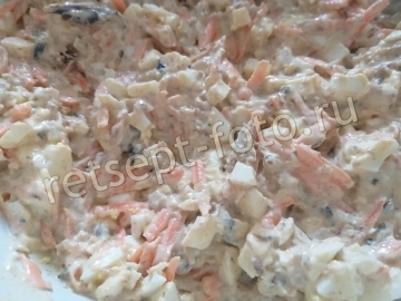 Салат со шпротами и сухариками