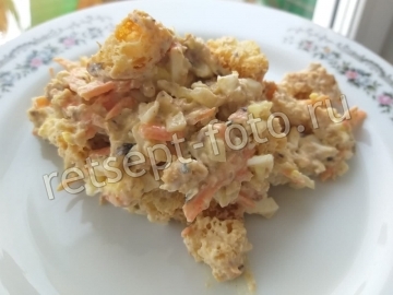 Салат со шпротами и сухариками