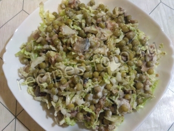 Салат со шпротами и зеленым горошком