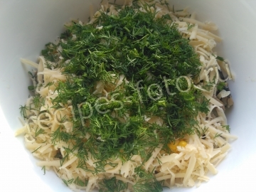 Салат со шпротами, кукурузой и макаронами
