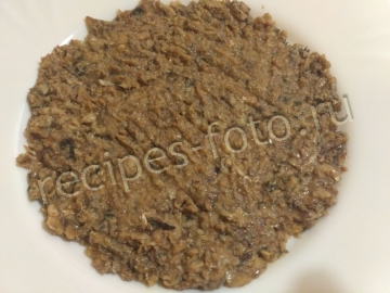 Салат со шпротами, сухариками и грибами слоями
