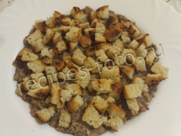 Салат со шпротами, сухариками и грибами слоями