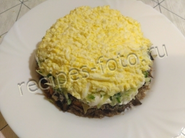 Салат со шпротами, сухариками и грибами слоями