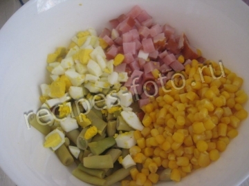 Салат со стручковой фасолью, ветчиной и кукурузой