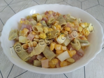 Салат со стручковой фасолью, ветчиной и кукурузой