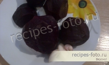 Салат со свеклой и чесноком