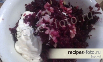 Салат со свеклой и чесноком