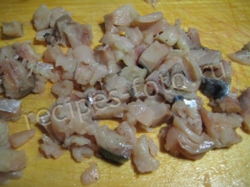 Салат со свеклой и рыбой (копченой скумбрией)
