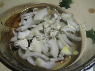 Салат со свеклой и рыбой (копченой скумбрией)