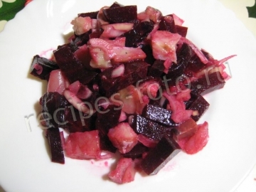 Салат со свеклой и рыбой (копченой скумбрией)