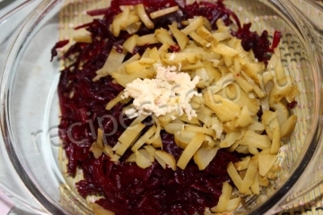 Салат со свеклой и солеными огурцами