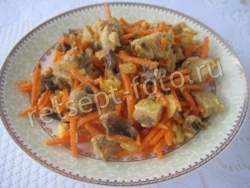 Салат со свининой, грибами и морковью