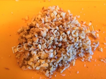 Салат в апельсине с курицей и крабовыми палочками