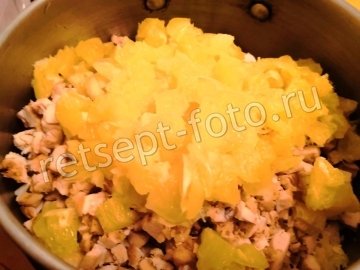 Салат в апельсине с курицей и крабовыми палочками