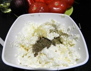Салат-закуска из фаршированного перца с сыром