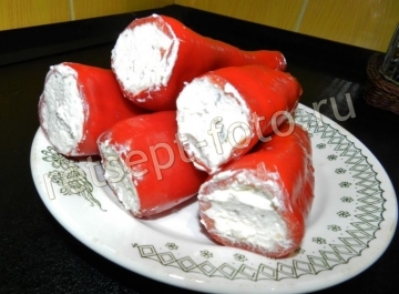 Салат-закуска из фаршированного перца с сыром