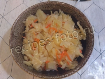 Салат-закуска с квашеной капустой и колбасой салями