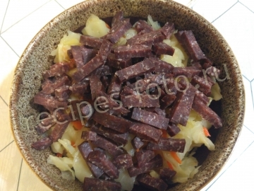 Салат-закуска с квашеной капустой и колбасой салями