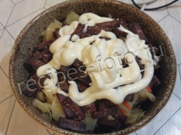 Салат-закуска с квашеной капустой и колбасой салями