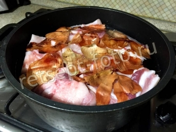 Сало вареное в луковой шелухе