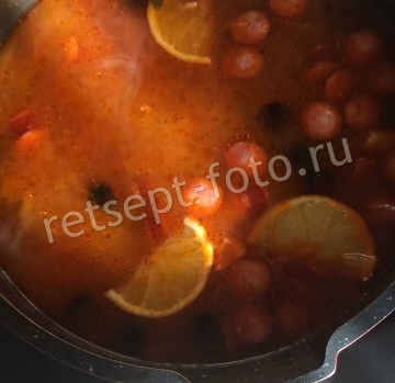 Сборная солянка с колбасой, ветчиной и курицей