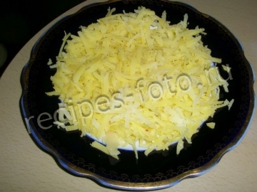 Сельдь под шубой с яблоками, яйцом и сыром