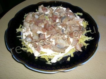 Сельдь под шубой с яблоками, яйцом и сыром