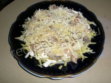 Сельдь под шубой с яблоками, яйцом и сыром