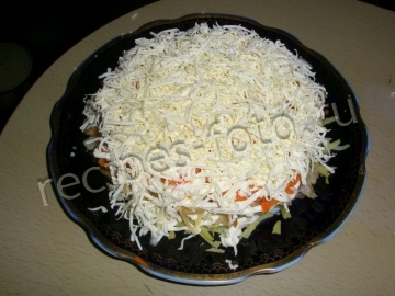Сельдь под шубой с яблоками, яйцом и сыром