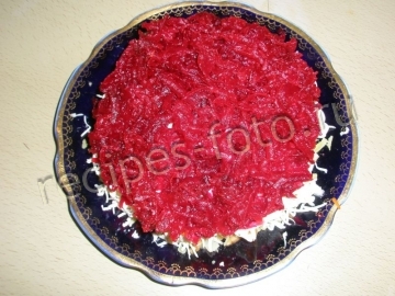 Сельдь под шубой с яблоками, яйцом и сыром