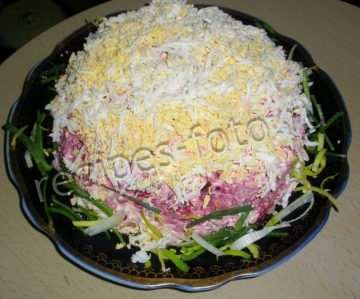 Сельдь под шубой с яблоками, яйцом и сыром
