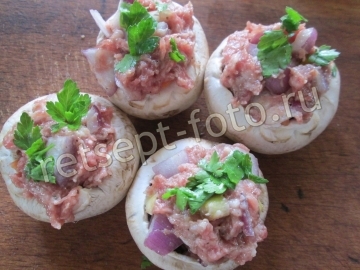 Шампиньоны фаршированные фаршем и овощами в духовке
