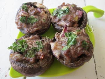 Шампиньоны фаршированные фаршем и овощами в духовке