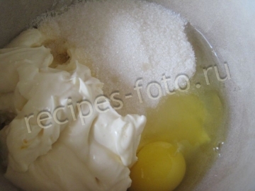 Шарлотка на сметане с яблоками в духовке