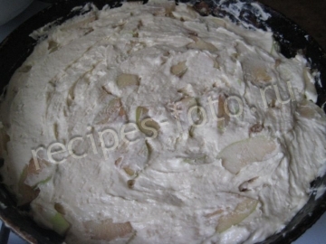 Шарлотка на сметане с яблоками в духовке