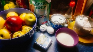 Шарлотка с яблоками на кефире с маслом