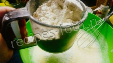 Шарлотка с яблоками на кефире с маслом