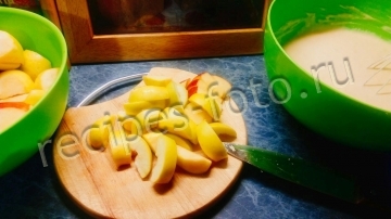 Шарлотка с яблоками на кефире с маслом