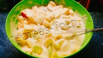Шарлотка с яблоками на кефире с маслом