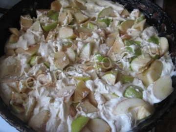 Шарлотка с яблоками на сметане