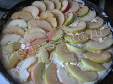 Шарлотка с яблоками на сметане