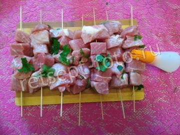 Шашлык из свинины в духовке на шпажках
