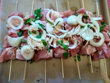 Шашлык из свинины в духовке на шпажках