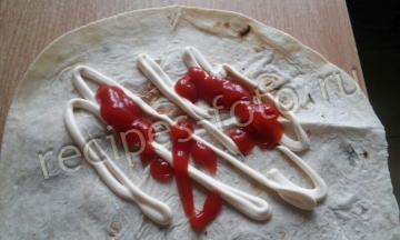 Шаурма с курицей, капустой и корейской морковью в домашних условиях