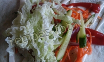 Шаурма с курицей, капустой и корейской морковью в домашних условиях