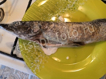 Щука фаршированная луком и морковью