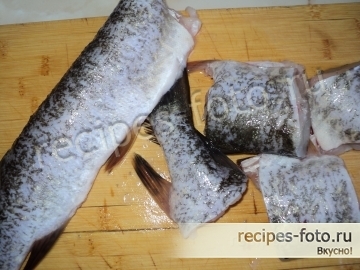 Щука жареная с луком и морковью на сковороде