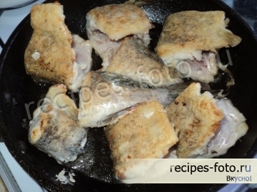 Щука жареная с луком и морковью на сковороде