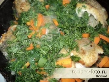 Щука жареная с луком и морковью на сковороде