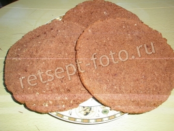 Шоколадно-ореховый торт с черносливом с и сметанным кремом